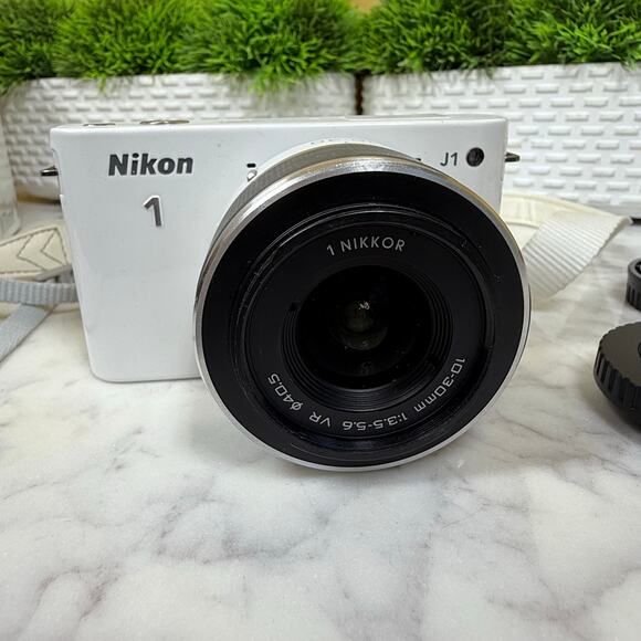 Nikon 1 J1 10.1MP Digital Mirrorless Camera White Kit VR 10-30mm Lens Lot - Picture 8 of 13